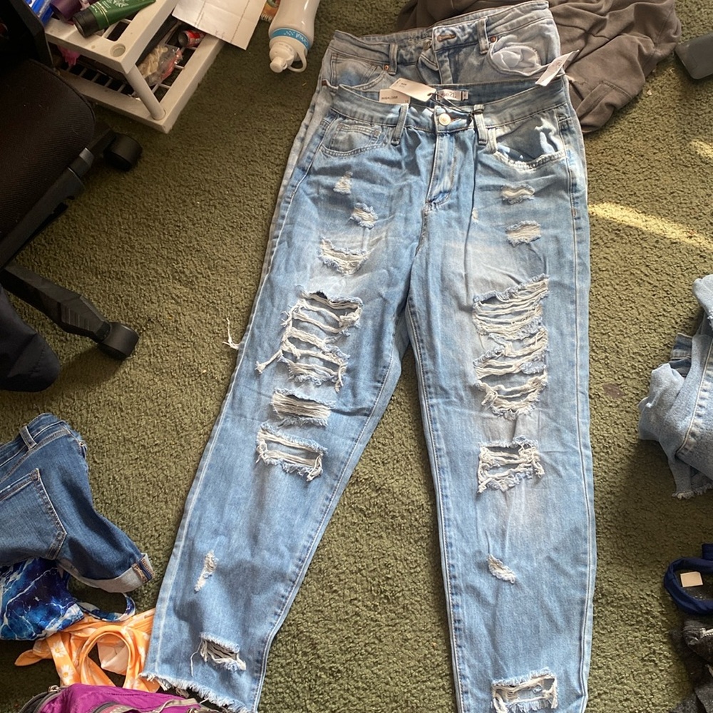 good quality and has a lot of rips and there’s 1 rip in the back.Never wore